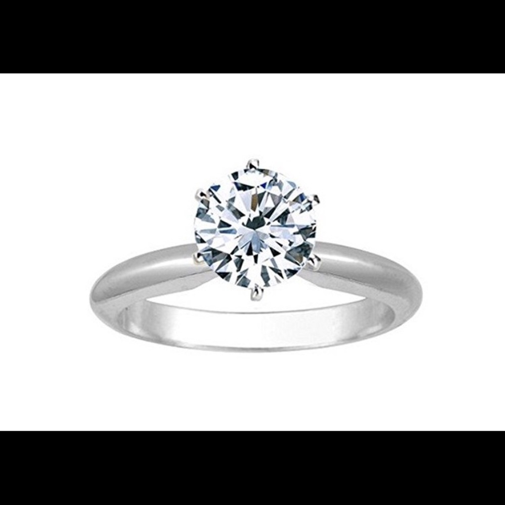 Round cut diamond ring
